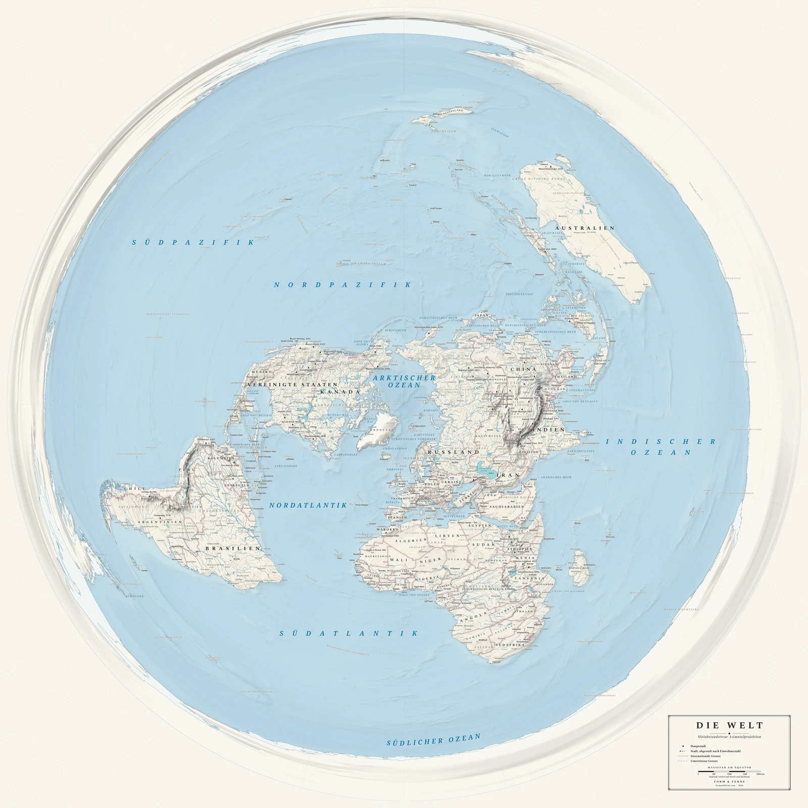 Weltkarte in der mittabstandstreuen Azimutal-Projektion (wahre Entfernungen vom Mittelpunkt), Stil Alpin (Schweizer Schulatlas mit Relief), alle Ortsnamen auf Deutsch