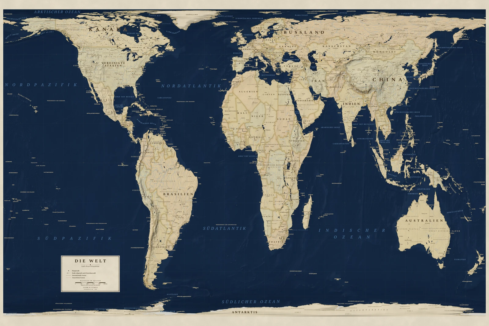 Weltkarte in der Gall–Peters-Projektion (jedes Land in seiner wahren Größe), Stil Regency (marineblaues Meer, Land in Ocker und Pergament), alle Ortsnamen auf Deutsch