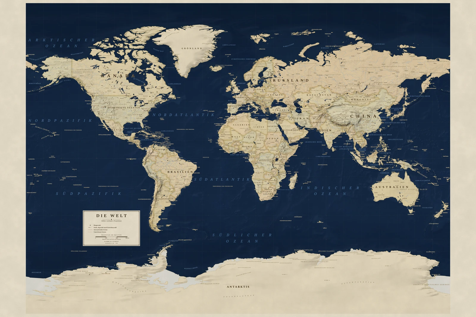 Weltkarte in der Miller-Projektion (ein Ausgleich zwischen Fläche, Form und Entfernung), Stil Regency (marineblaues Meer, Land in Ocker und Pergament), alle Ortsnamen auf Deutsch