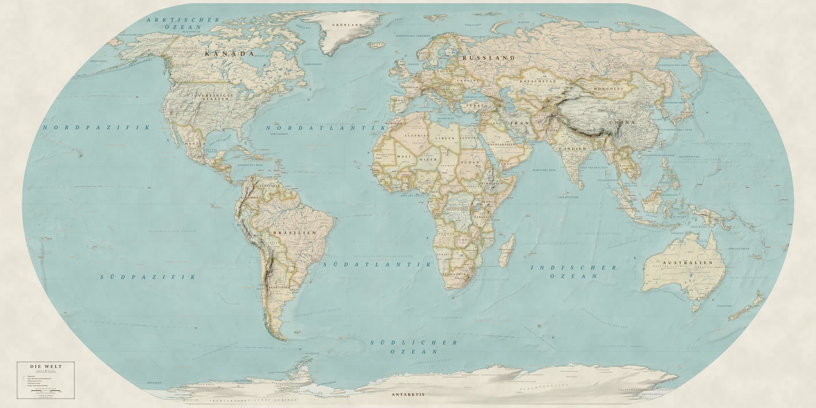 Weltkarte in der Natural Earth-Projektion (ein Ausgleich zwischen Fläche, Form und Entfernung), Stil Heirloom (antik, handkoloriert), alle Ortsnamen auf Deutsch