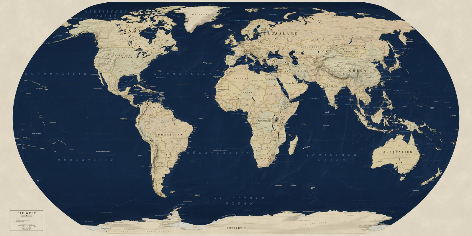 Weltkarte in der Natural Earth-Projektion (ein Ausgleich zwischen Fläche, Form und Entfernung), Stil Regency (marineblaues Meer, Land in Ocker und Pergament), alle Ortsnamen auf Deutsch